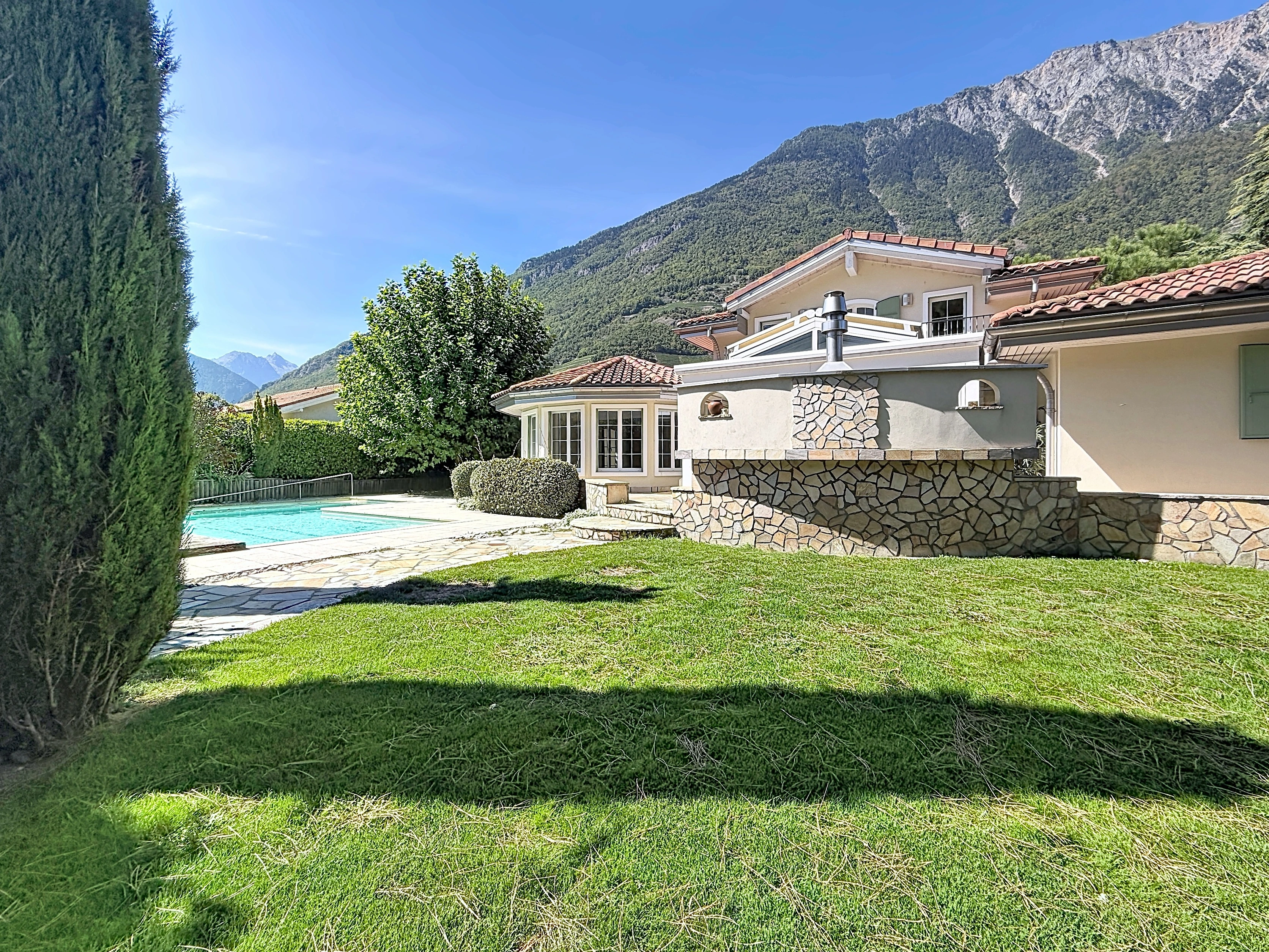 Spacieuse villa 5.5 pièces avec piscine et jardin